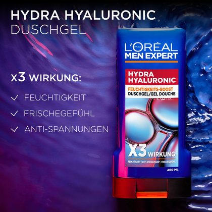 Werbegrafik für das „L'Oréal Men Expert Hydra Hyaluronic Duschgel“ vor einem dynamischen, dunkelblauen Hintergrund, der an bewegtes Wasser erinnert. Auf der linken Seite sind die drei Hauptvorteile übersichtlich aufgelistet: „X3 WIRKUNG: ✓ FEUCHTIGKEIT, ✓ FRISCHEGEFÜHL, ✓ ANTI-SPANNUNGEN“. Auf der rechten Seite ist die dunkelblaue Duschgelflasche (400 ml) mit dem auffälligen rot-weißen Etikett und dem schwarzen Verschluss prominent im Fokus abgebildet.