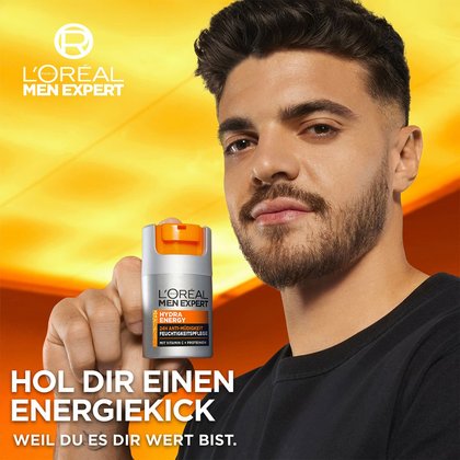 Ein Mann hält die 24h Anti-Müdigkeits Feuchtigkeitspflege von Hydra Energy hoch