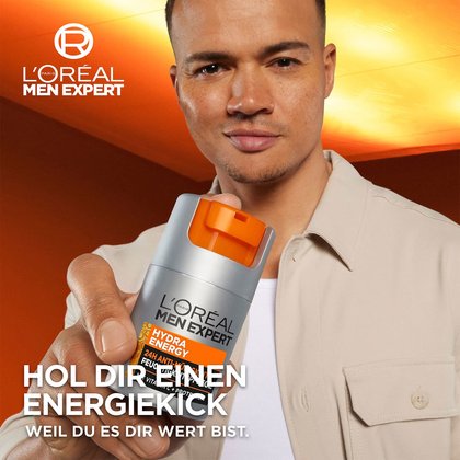 Text: Hol Dir einen Energiekick; daneben ein junger Mann mit der Feuchtigkeitspflege
