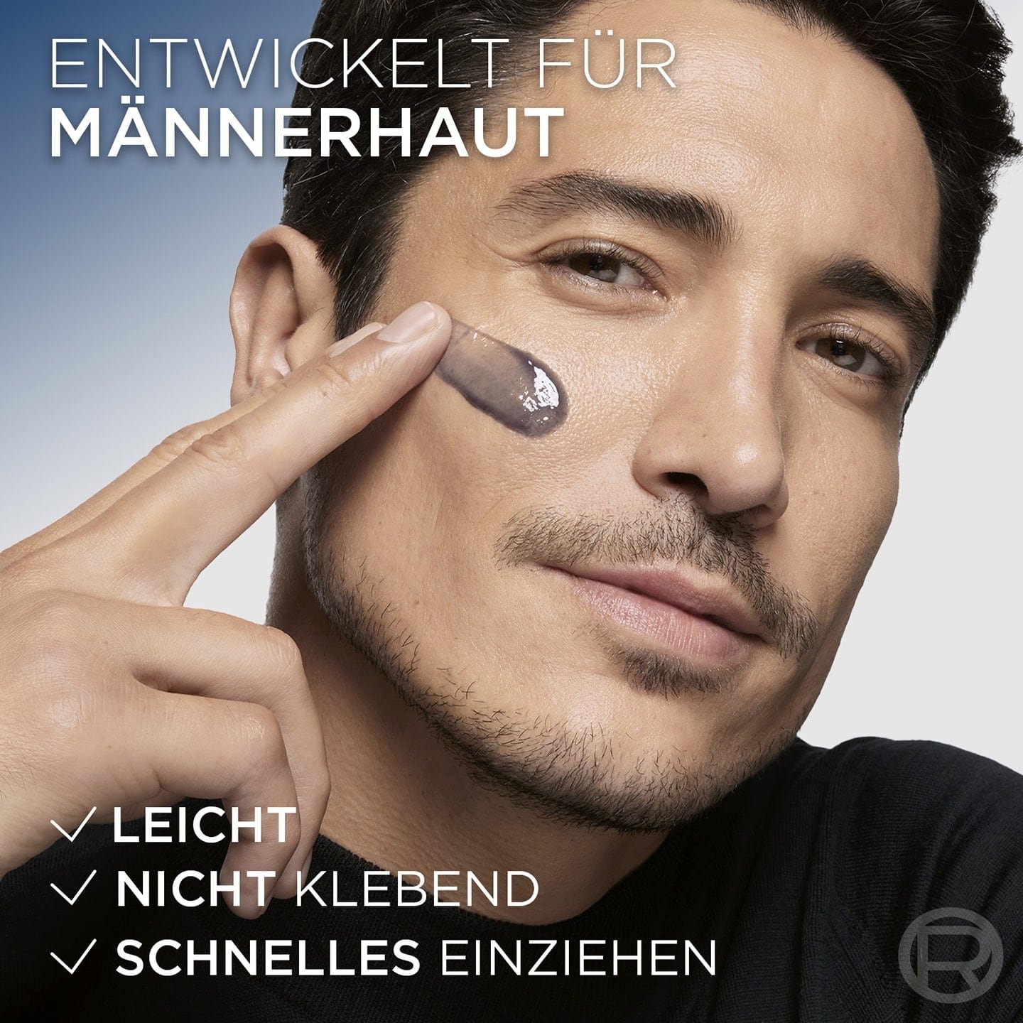 Ein Mann cremt seine Wange mit der Power Age Nachtcreme ein