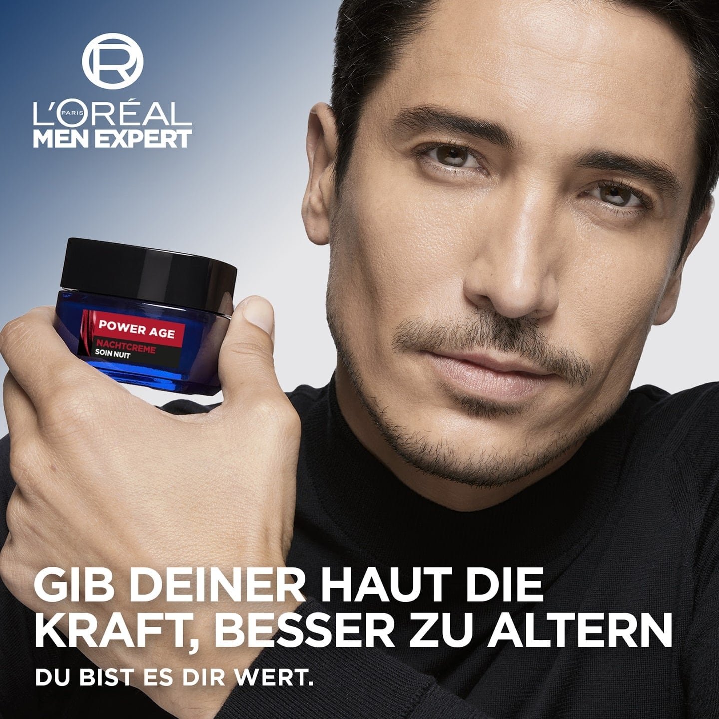 Ein Mann hält den Tiegel der Power Age Nachtcreme in seiner Hand