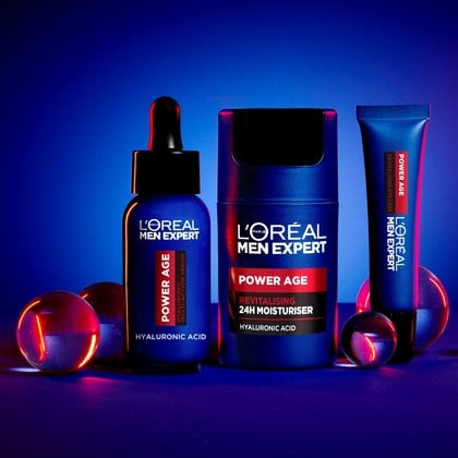 L'Oréal Men Expert Power Age Produktreihe bestehend aus Serum, Augencreme und Feuchtigkeitspflege vor blauem Hintergrund.
