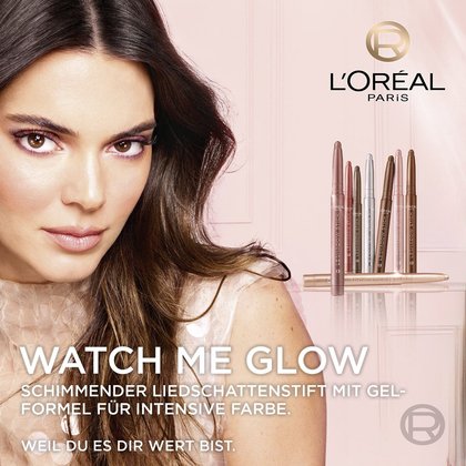 Kendall Jenner neben der Produktabbildungen der Infaillible Le Shadow Stick Produktreihe