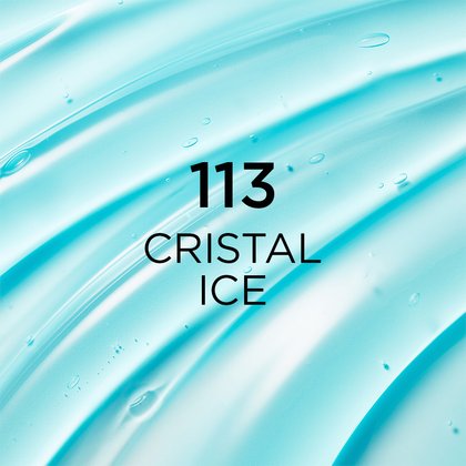 Nahaufnahme einer hellblauen, gelartigen Lipgloss-Textur mit feinen Luftbläschen. In der Mitte steht der schwarze Text: „113 CRISTAL ICE“.