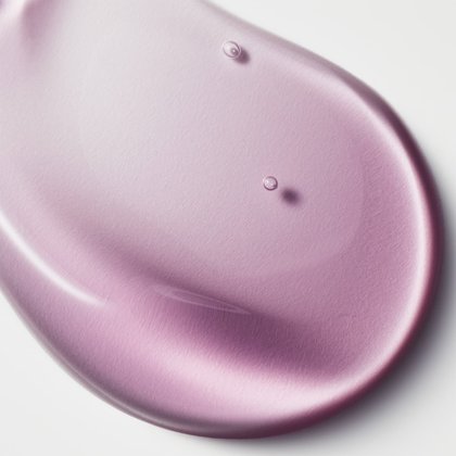 Nahaufnahme eines violetten Texturswatches der Nuance Berry Noir auf weißem Hintergrund, auf dem sich zwei kleine, glänzende Luftbläschen befinden.
