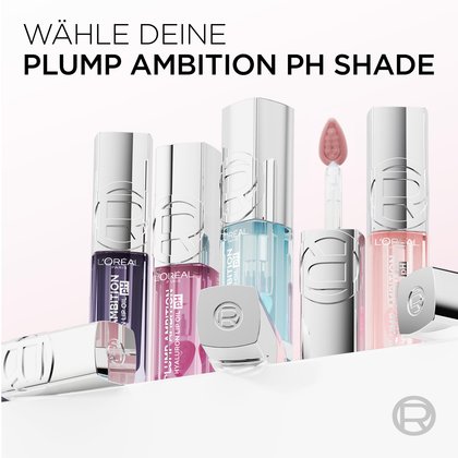 Produktpräsentation verschiedener Farbnuancen des Lip Oils vor rosafarbenem Hintergrund. Mehrere Fläschchen in Violett, Pink, Hellblau und Rosé sind nebeneinander aufgereiht. Ein Applikator mit weichem, rosafarbenem Pad ist herausgezogen dargestellt. Oben steht: „WÄHLE DEINE PLUMP AMBITION PH SHADE“.