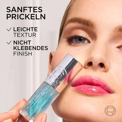 Nahaufnahme des Gesichts einer jungen Frau, die sich das hellblaue Lip Oil an die Wange hält. Ihre Lippen glänzen in einem intensiven, frischen Pink. Links steht der Text: „SANFTES PRICKELN – ✓ LEICHTE TEXTUR – ✓ NICHT KLEBENDES FINISH“.