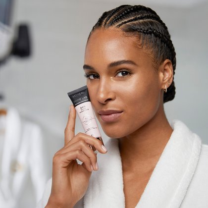 Eine junge Frau nach der Anwendung von Prime Lab 24h Pore Minimizer Primer