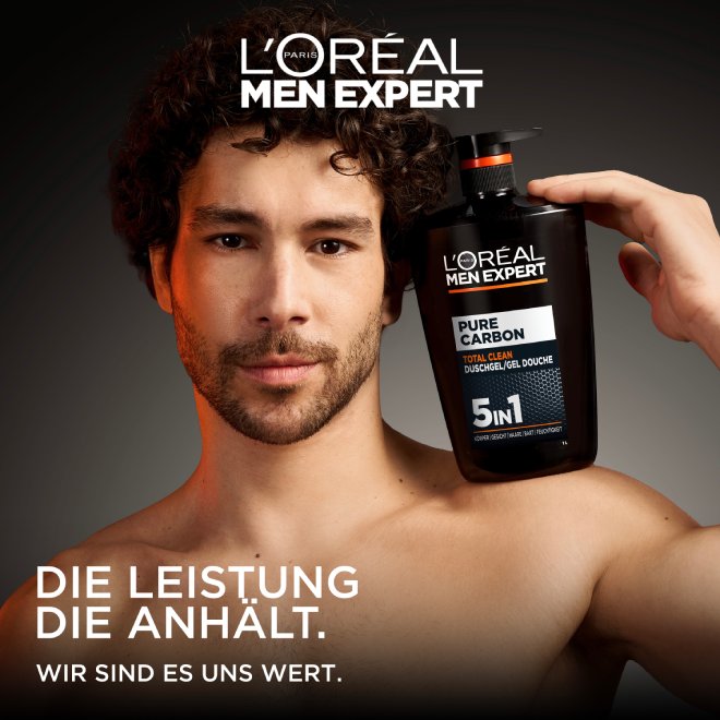 Ein Mann präsentiert die Pure Carbon 1L Duschgelflasche auf seiner Schulter.