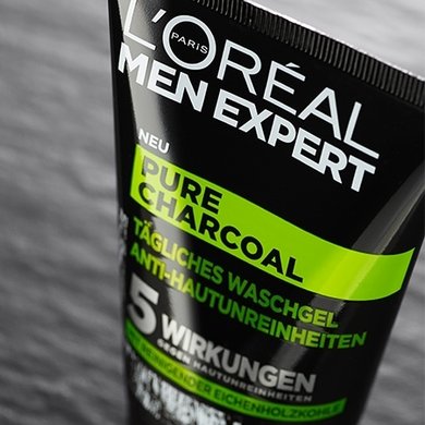 Grün-schwarze Tube des Pure Charcoal Waschgels Anti Hautunreinheiten im Detail