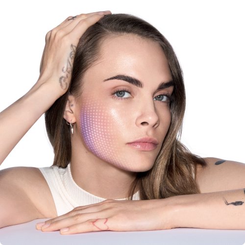 Frau blickt in die Kamera