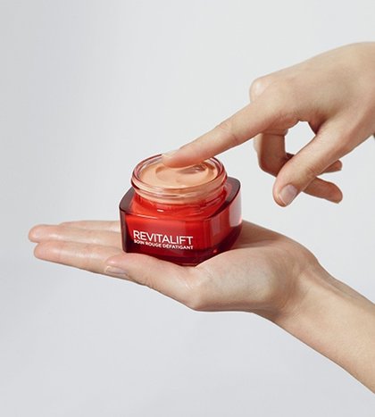 Zwei Haende halten die Revitalift Klassik Creme Rouge