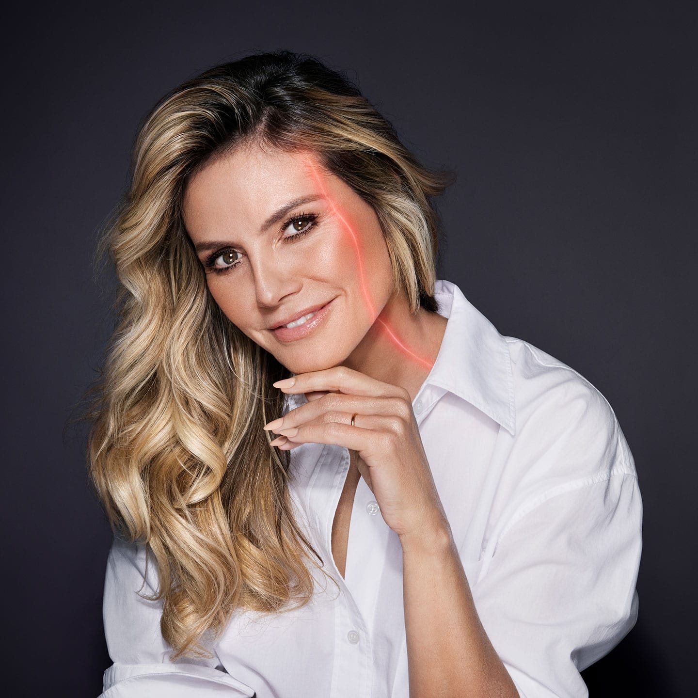 Heidi Klum lächelnd mit weißem Hemd