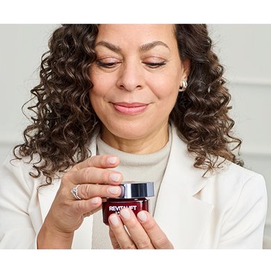 Eine Frau Isabella Brigitte-Leserin mit dem Produkt