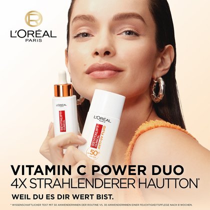 Eine junge Frau hält Serum & Fluid aus der REVITALIFT Clinical Vitamin C Produktreihe in ihren Händen
