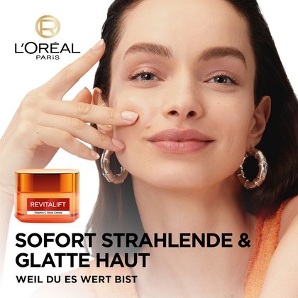 Luma Grothe trägt Revitalift Vitamin C Glow Creme auf ihre Wange auf