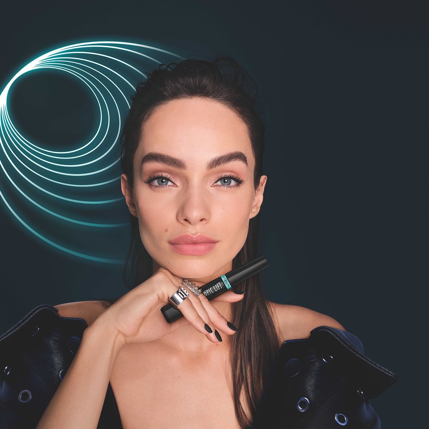 Luma Grothe hält in ihrere rechten Hand die Telescopic Lift Waterproof Mascara