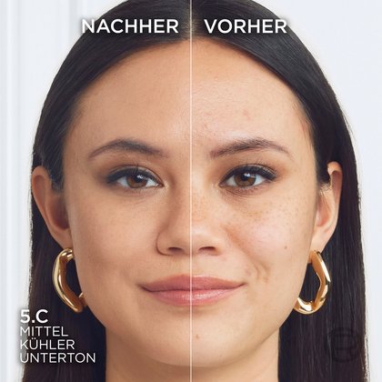 Vorher-Nachher-Vergleich im Split-Screen an einer Frau mit goldenen Ohrringen. Die rechte Gesichtshälfte (Vorher) zeigt ein ungeschminktes Gesicht mit Sommersprossen; die linke Hälfte (Nachher) zeigt einen ebenmäßigen, perfekt abgedeckten Teint mit der Nuance „5.C Mittel kühler Unterton“.