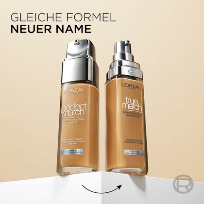 Zwei Make-up-Flakons von L'Oréal Paris auf einem weißen Sockel vor beigem Hintergrund mit der Überschrift „Gleiche Formel, neuer Name“. Ein geschwungener Pfeil zeigt den Wechsel vom Produktnamen „Perfect Match“ (links) zu „True Match“ (rechts). beide Flaschen enthalten eine flüssige, hellbraune Foundation.