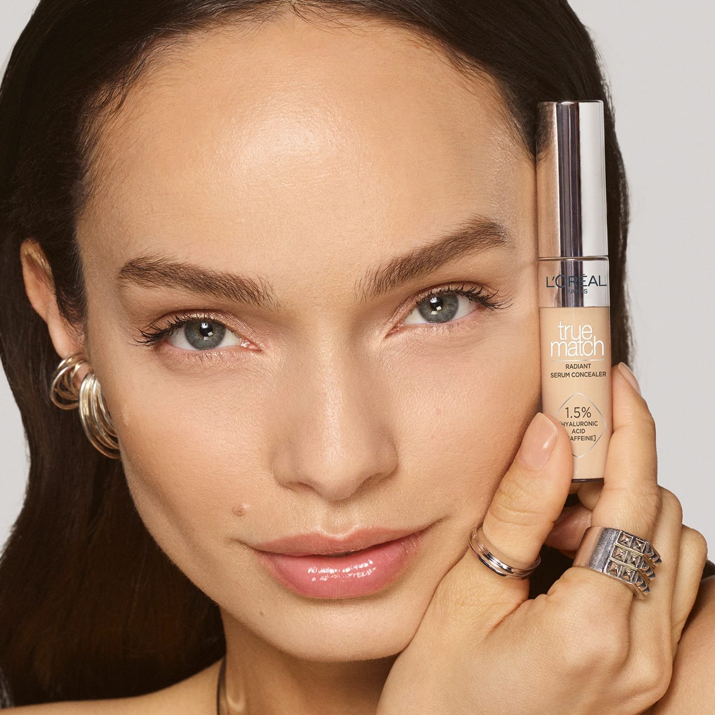 Luma Grothe hält den Radiant Serum Concealer 7N Medium in ihrer Hand