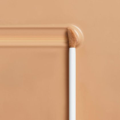 Detailansicht einer Nuance von True Match Radiant Serum Concealer mit einer Pinselspitze