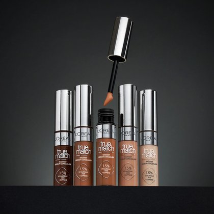 Einige Nuancen der True Match Radiant Serum Concealer Produktreihe, eine davon geöffnet