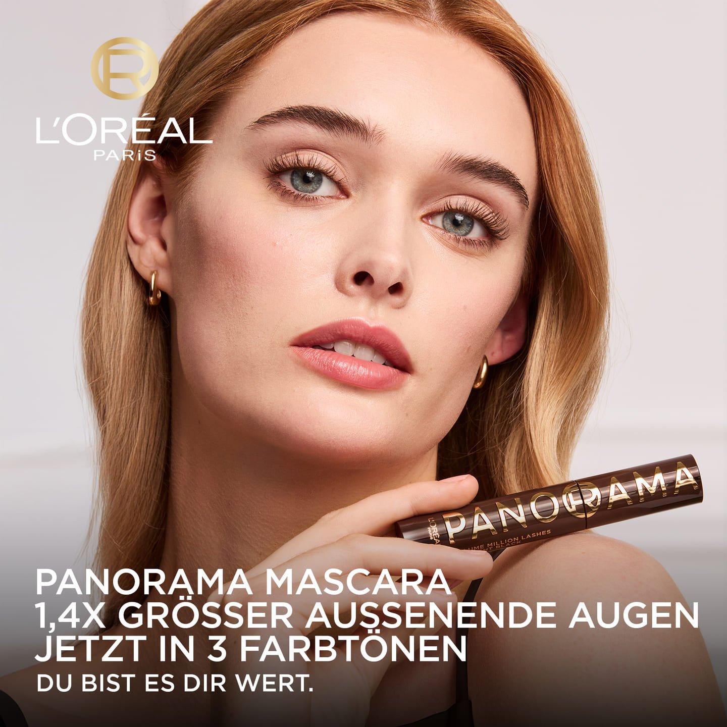 Model mit Panorama Mascara: Braune Wimpern für 1,4x grösser wirkende Augen. Erhältlich in 3 Farbtönen.