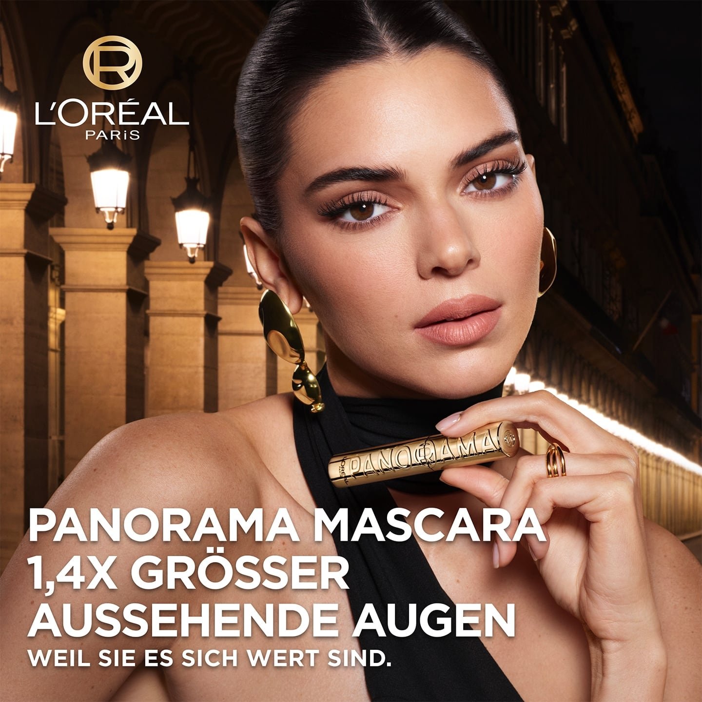Kendall Jenner hält den Panorama Mascara in ihrer Hand