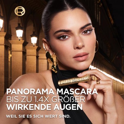 Kendall Jenner hält den Volume Million Lashes Panorama Mascara in der Hand - Bis zu 1,4x größer-wirkende Augen