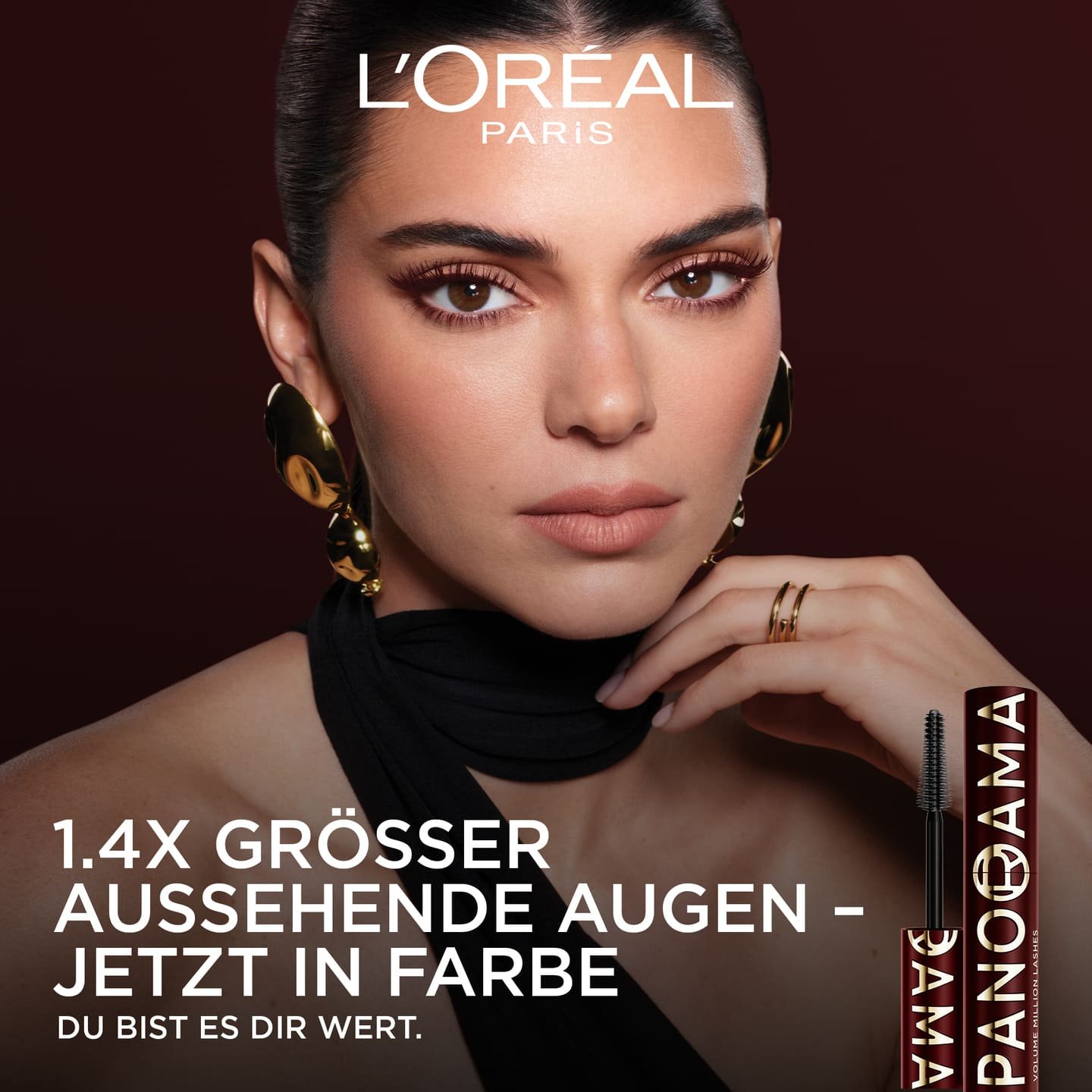 Model mit Panorama Mascara: Bordeaux Wimpern für 1,4x grösser wirkende Augen. Erhältlich in 3 Farbtönen.