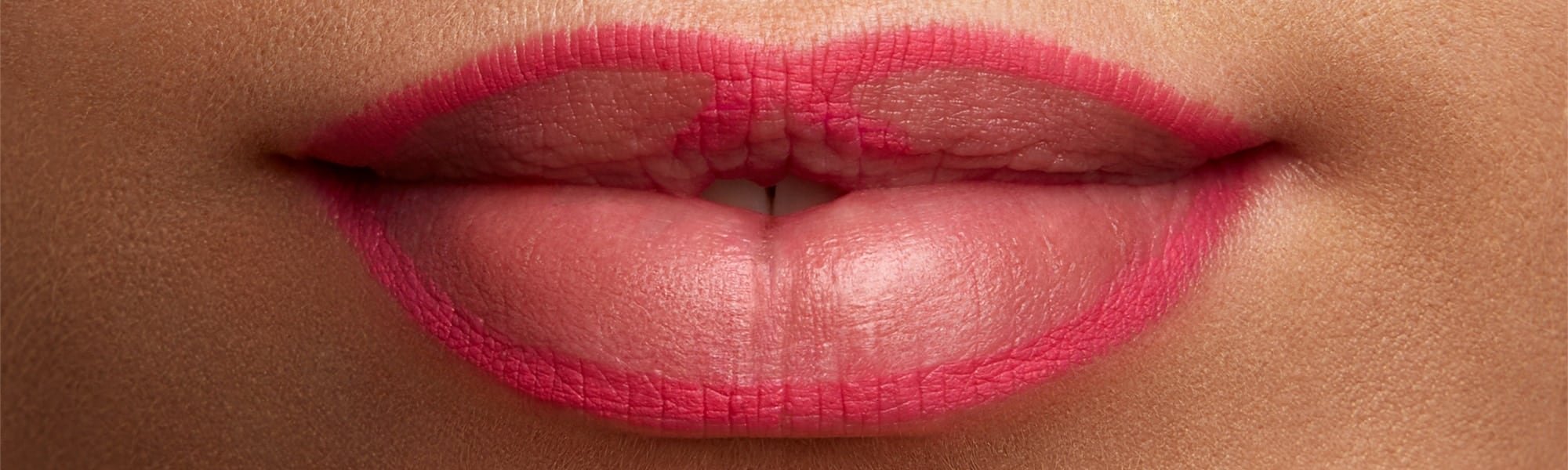 Ein mit Lippenstift geschminkter Mund