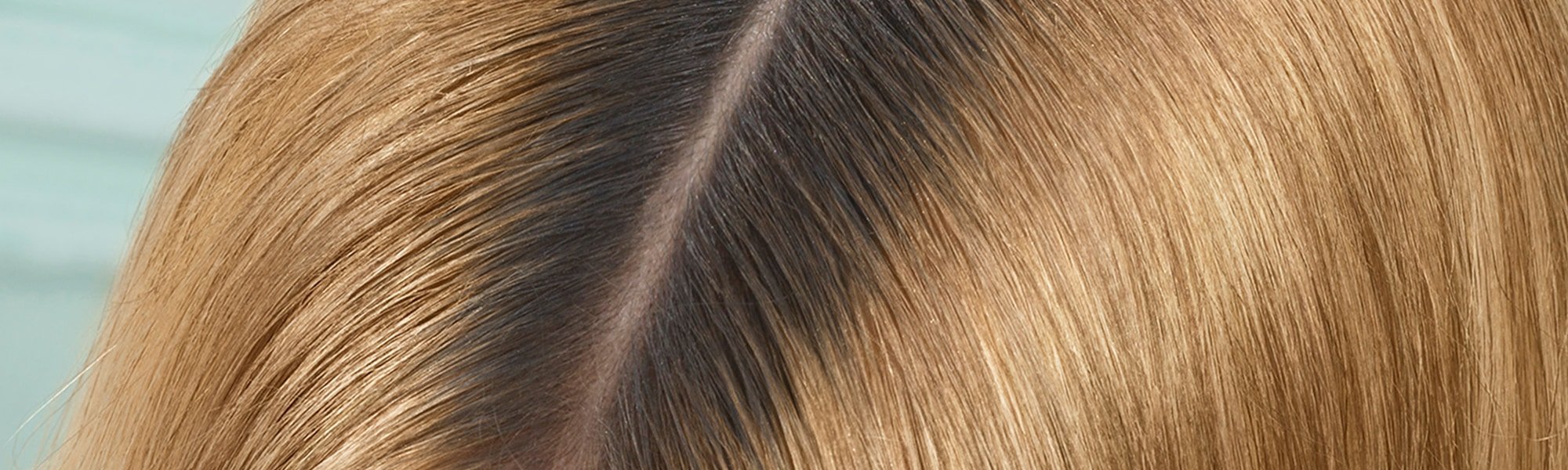 Frau mit gefärbten Haaren mit Mittelscheitel