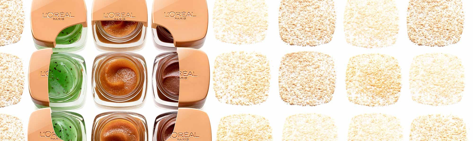 Sugar Scrubs Tiegel von L'Oréal Paris vor einem gemusterten Hintergrund