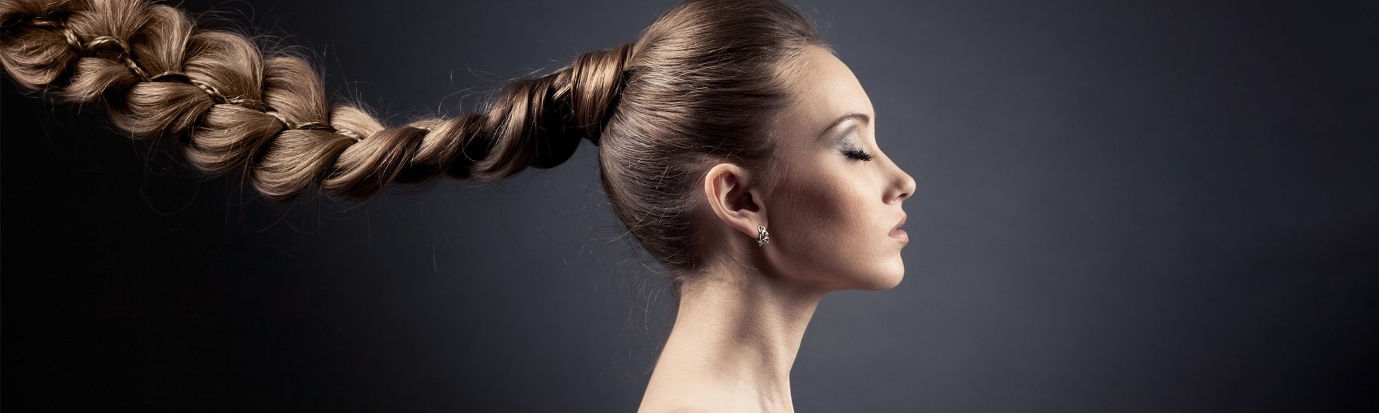 Junge Frau mit langen dunkelblonden geflochtenen Haaren - Profilansicht