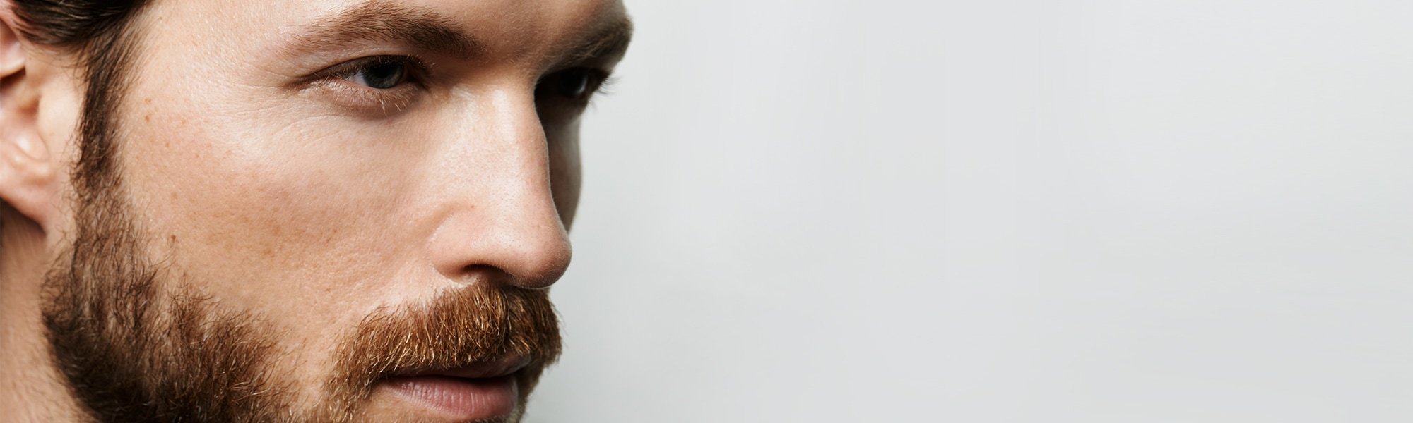  Mann mit Bart im seitlichen Profil