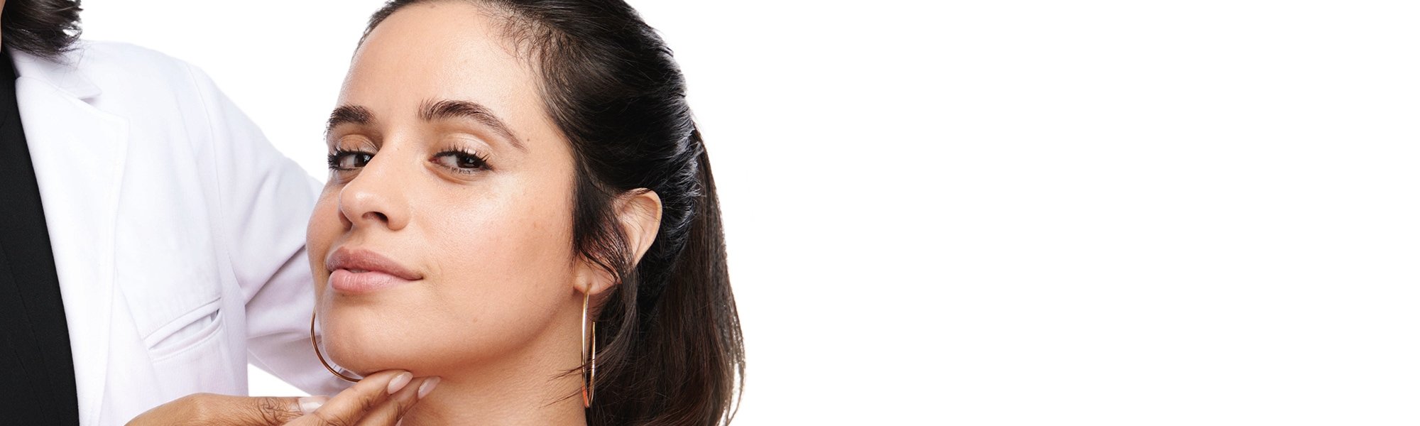 Dermatologin untersucht das Gesicht von Camila Cabello